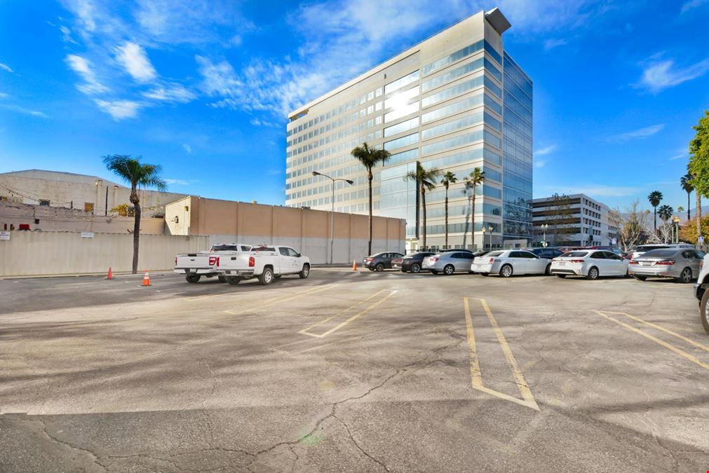 401 W 4th St Corner Lot w Parking