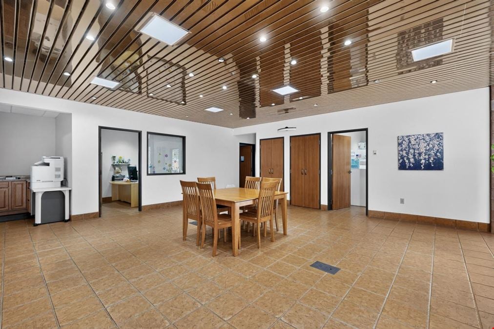 Free-Standing 2,908 SF Office with Montaño Frontage & 16 Spaces