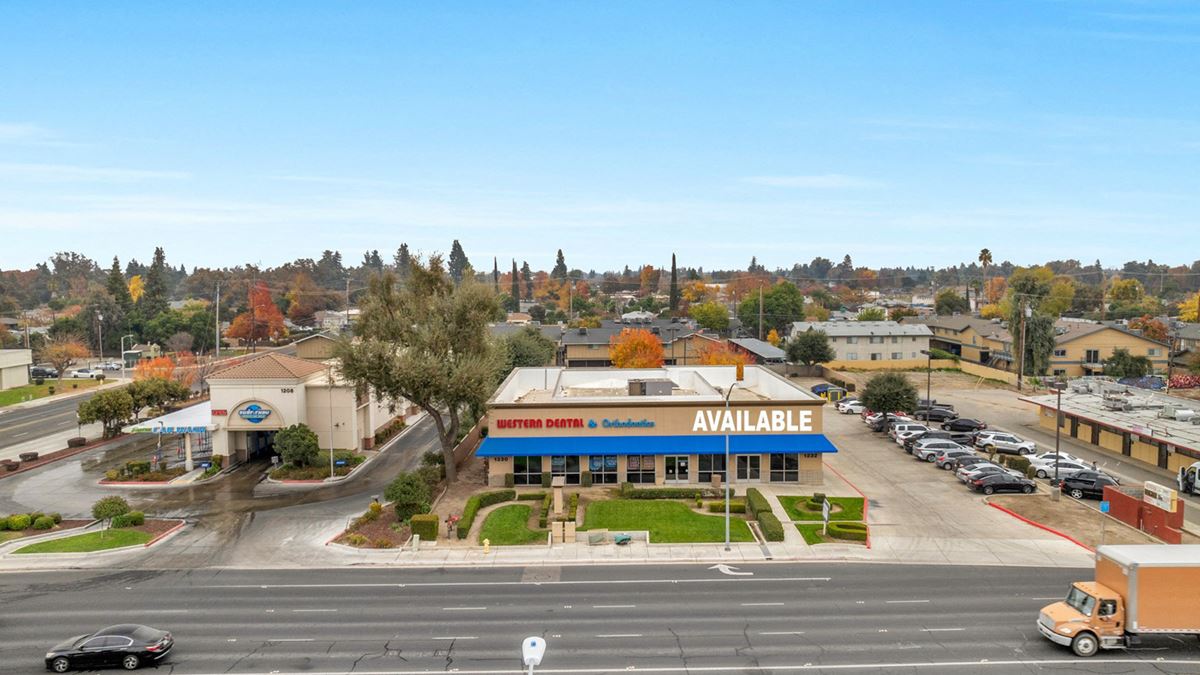 ±2,108 SF of Retail Space Off Mooney Blvd in Visalia, CA