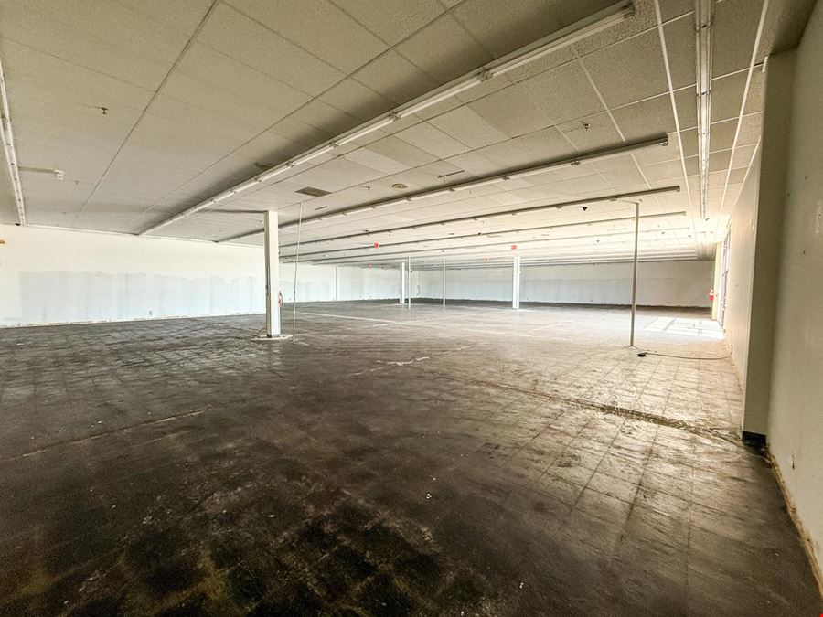 High-Visibility Retail, Showroom & Flex Space Near I-90