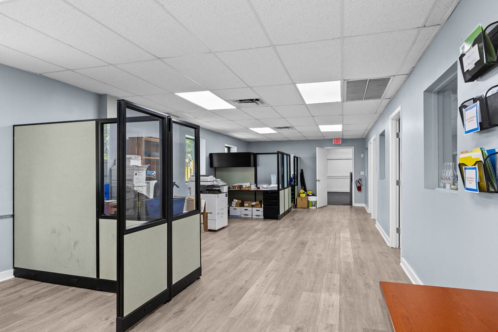 Versatile Office/Warehouse/Flex Space in Prime SW Gainesville Location