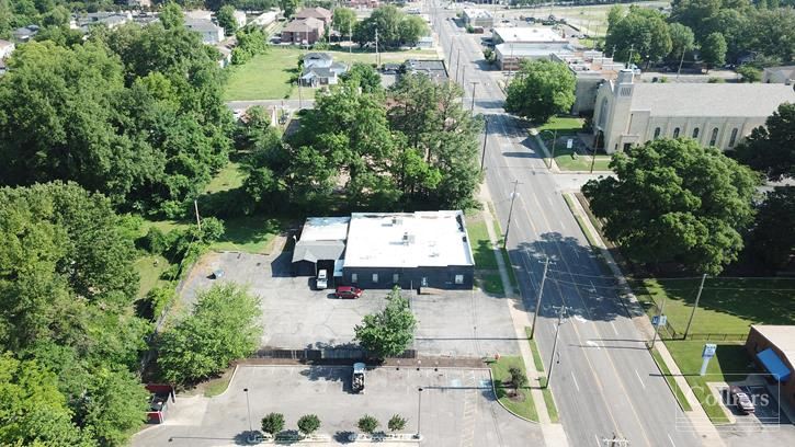 Retail site walking distance from University of Memphis