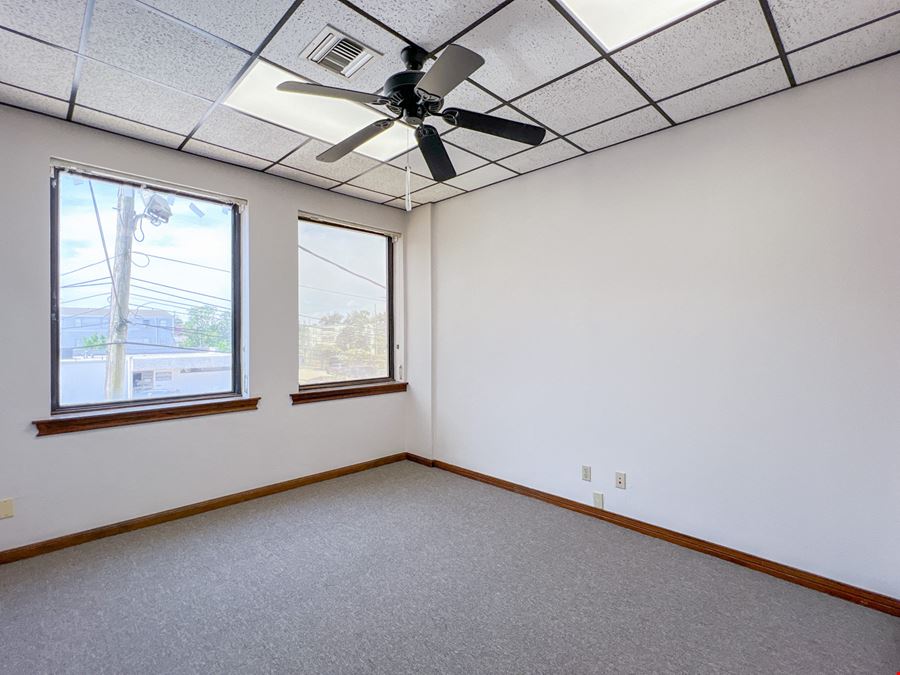 Professional Office Suites Near I-10 and N Causeway Blvd