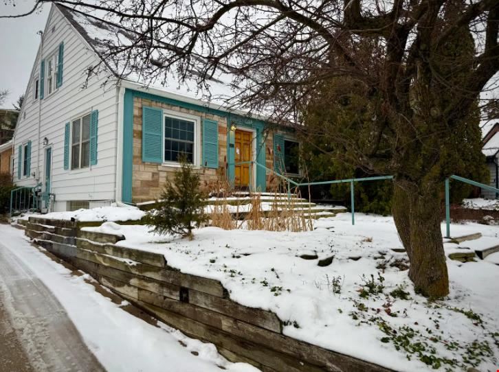 415 W. Grand River Ave.