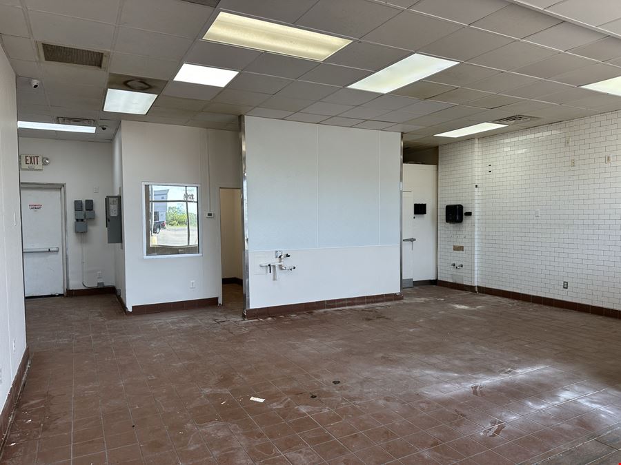 1,755 SF Restaurant / Retail Building For Lease in St Robert
