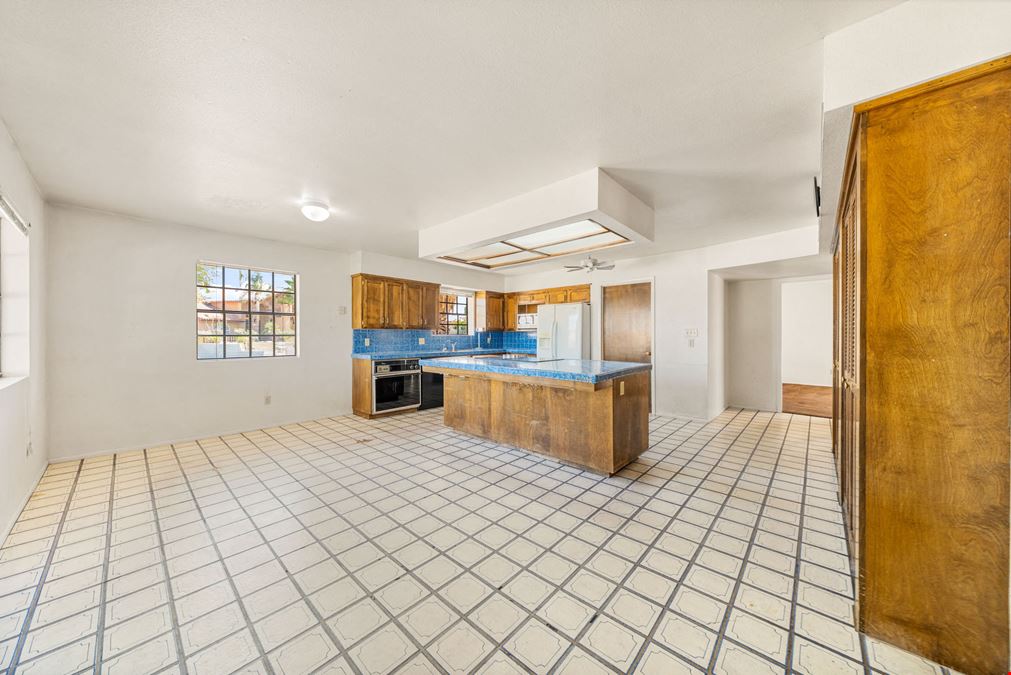 4-Bedroom Corner-Lot Home in Vista Del Valle- 1930 S 14th Ave