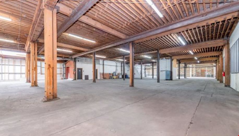 2049-2053 E 38th