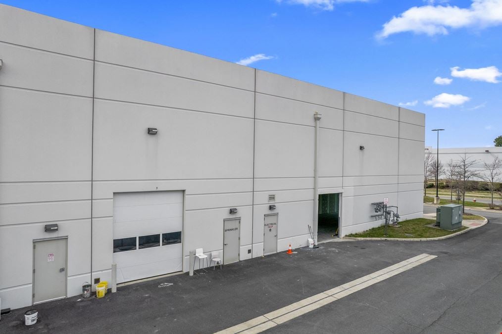 DULLES GATEWAY FLEX INDUSTRIAL - SHOWROOM FOR LEASE