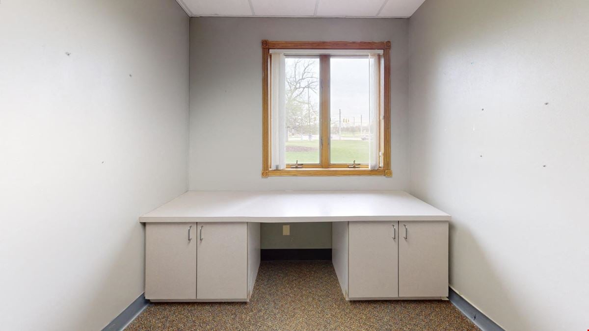 1225 W Grand River