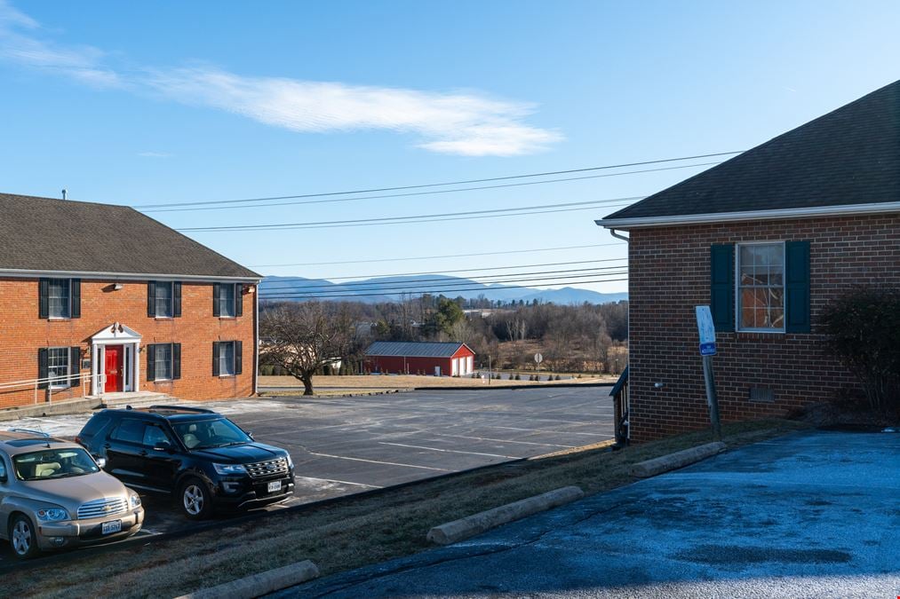 NICE OFFICE SUITE AVAILABLE IN HIGH TRAFFIC LOCATION