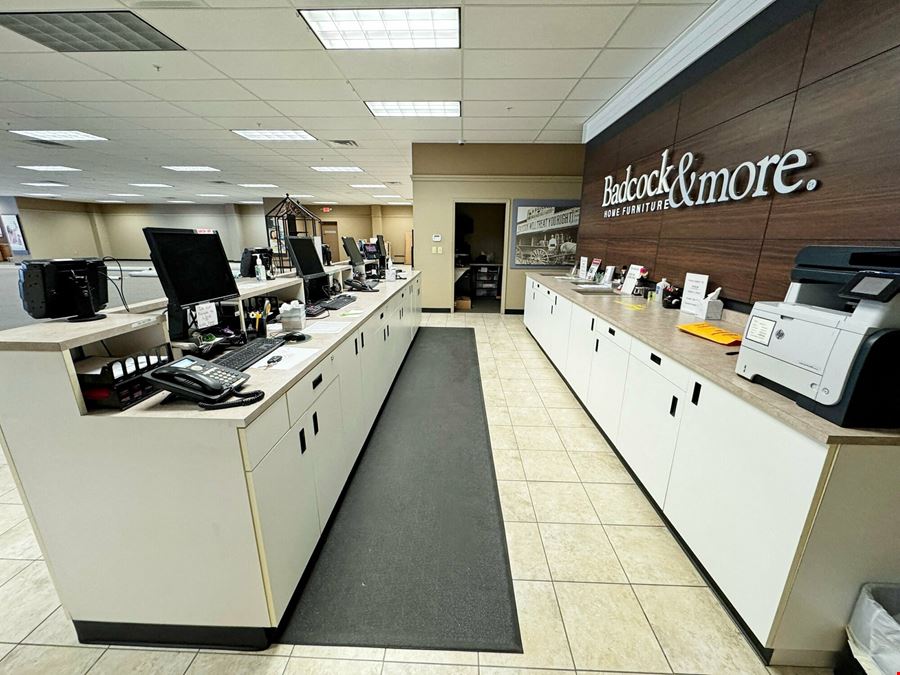 15,763 SF Retail Showroom & Warehouse Facility on US Hwy 301