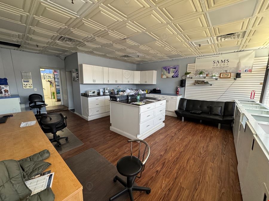 500 SF | 1081 Gates Avenue | Retail/Office Space With Glass Frontage for Lease