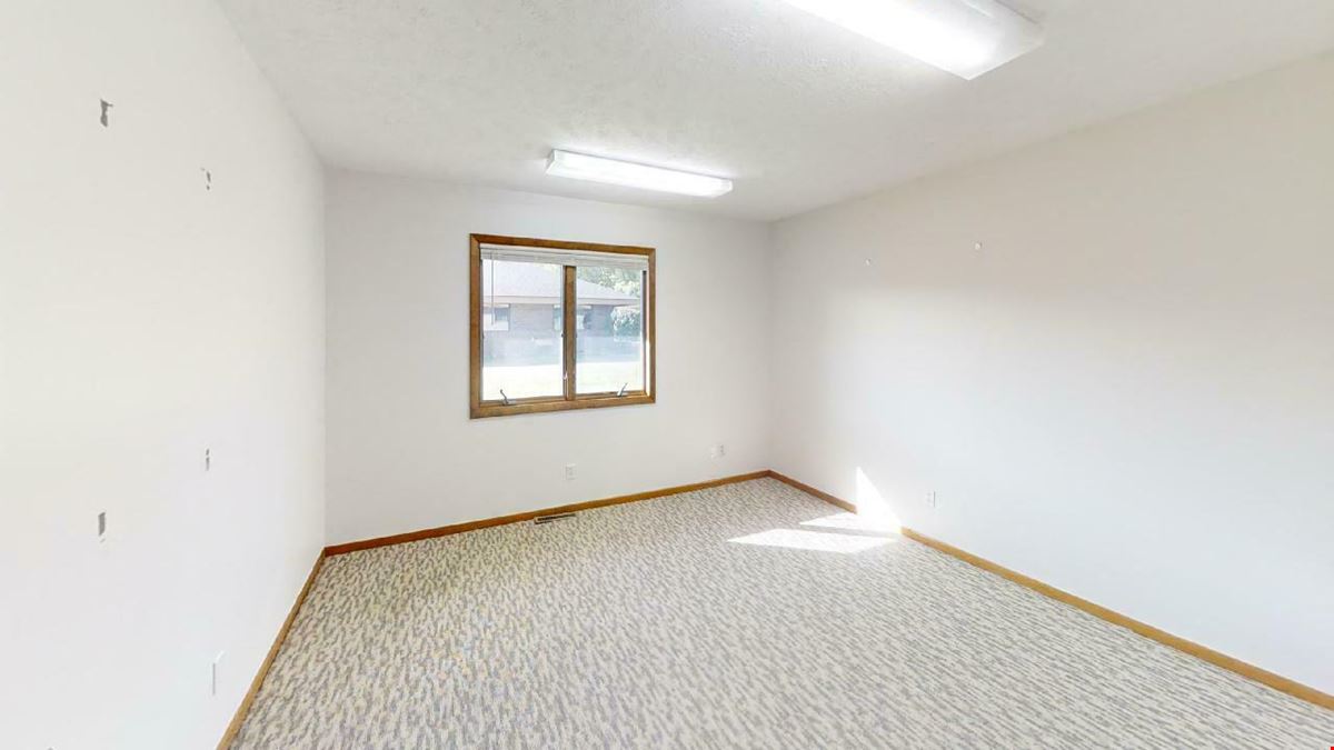 3281 Racquet Club Dr, Suite B