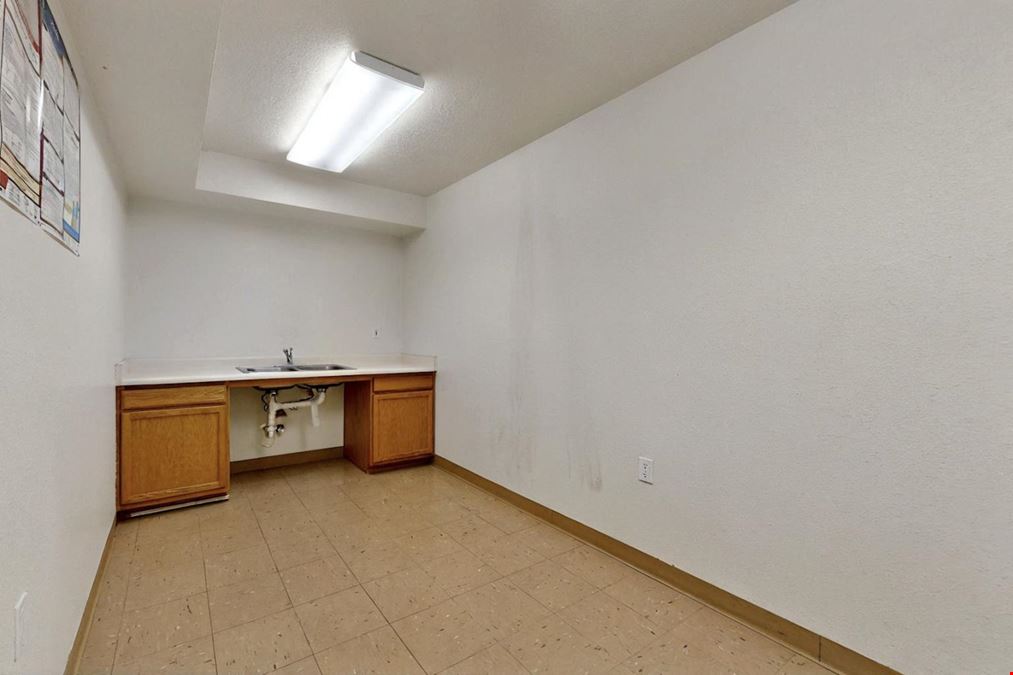 Paseo Area Office/Warehouse – Gated Yard + 3-Phase Power + Drive In Door
