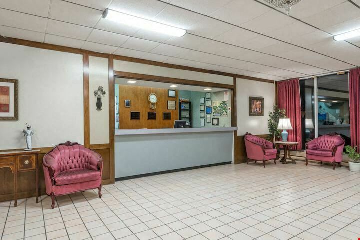 Napoleon Inn & Suites Napoleon OH
