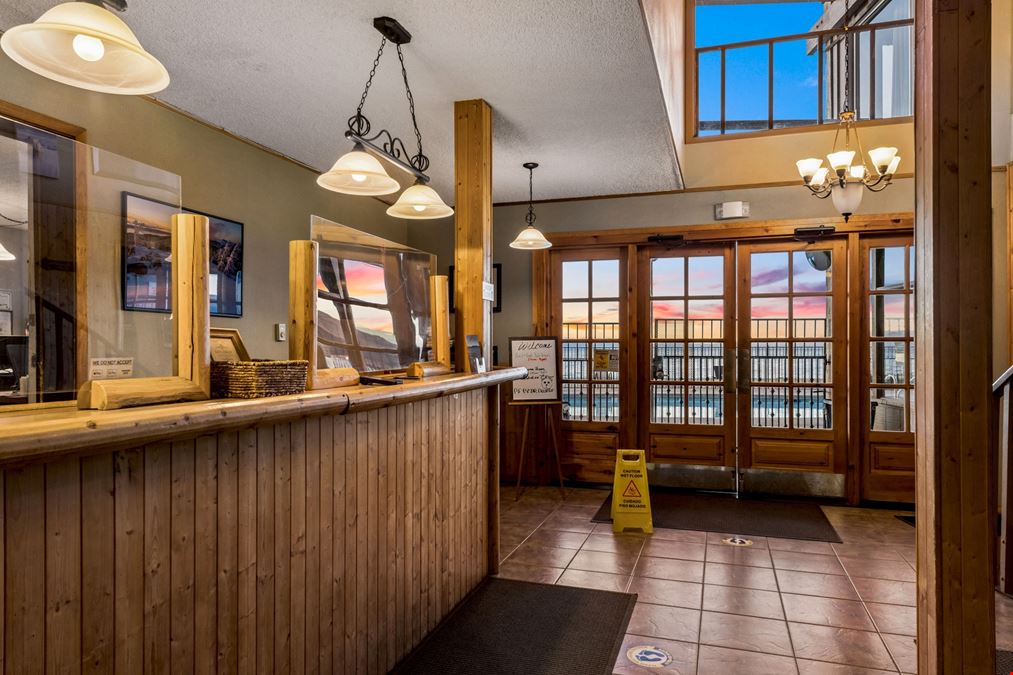 Lakeshore Lodge