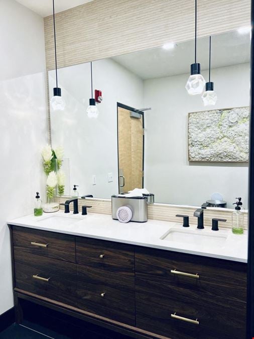 2000 W Hamilton Pl