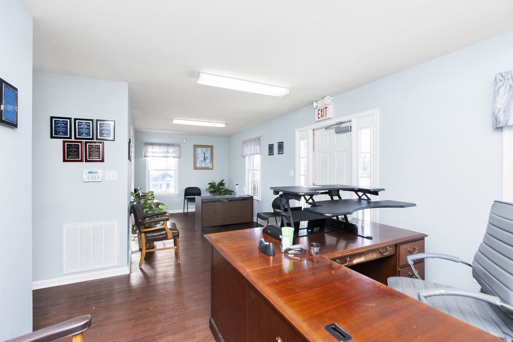 NICE OFFICE SUITE AVAILABLE IN HIGH TRAFFIC LOCATION