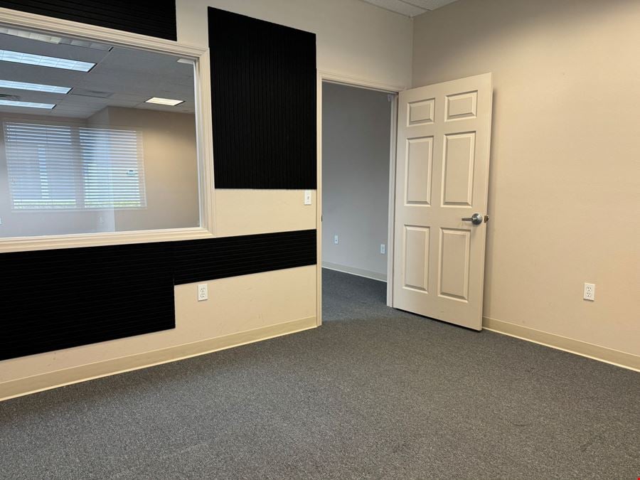 SUPER WELL LOCATED OFFICE SUITE ON UNIVERSITY PKWY.