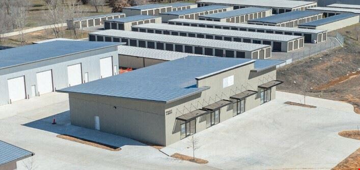 Carlson Business Park - Retail