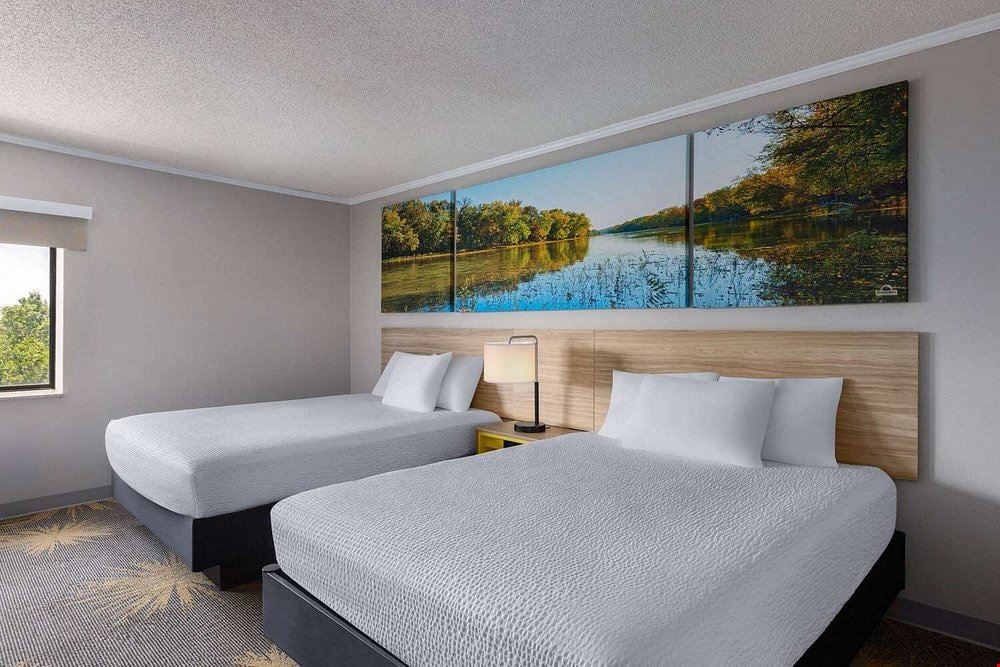 Days Inn & Suites Kansas City South