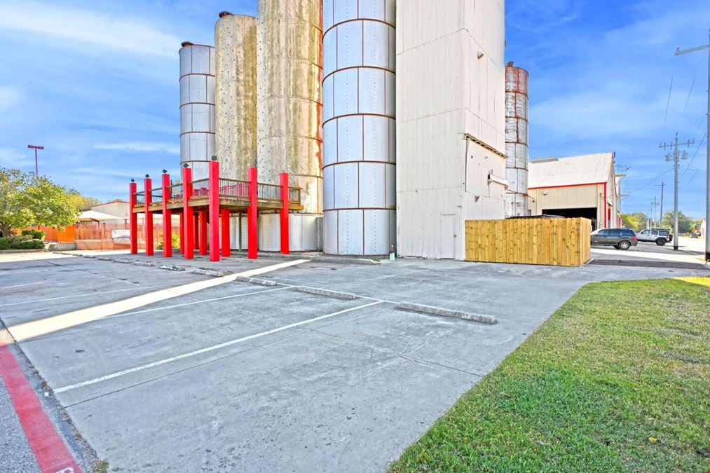 1127 Bowie St.
