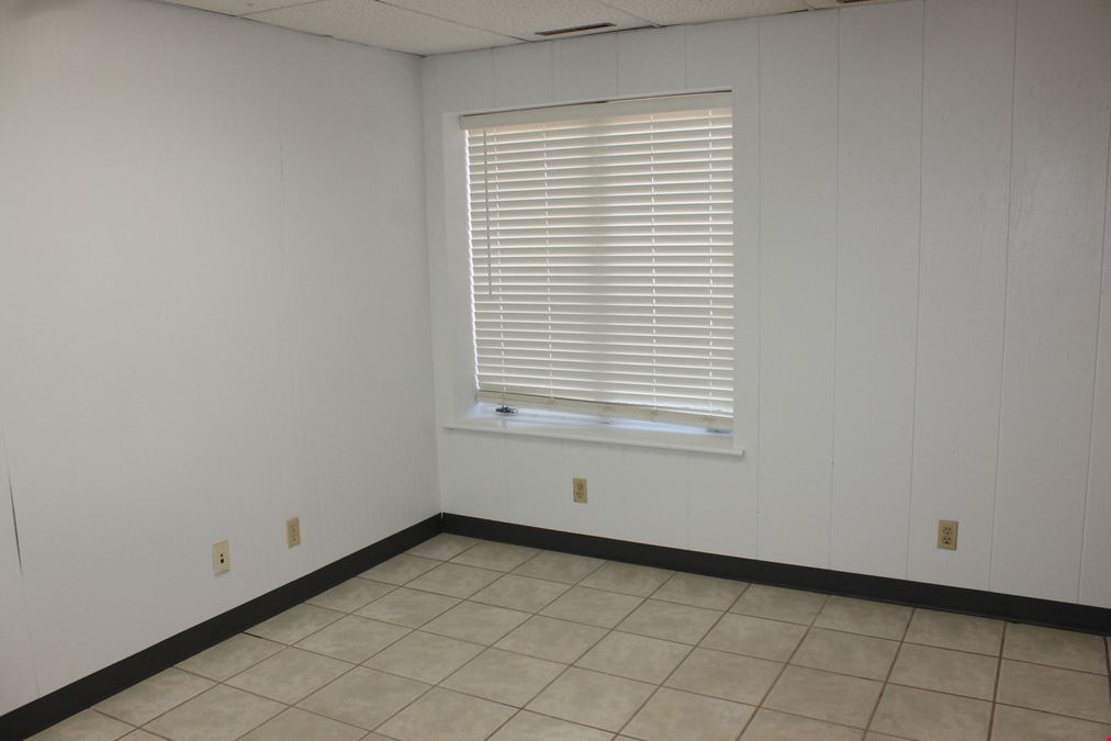 320 W Lincoln Hwy