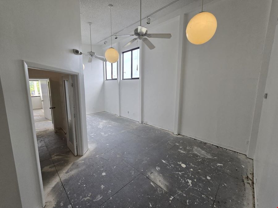 Unique 2nd floor 1400 +/- SQFT office space