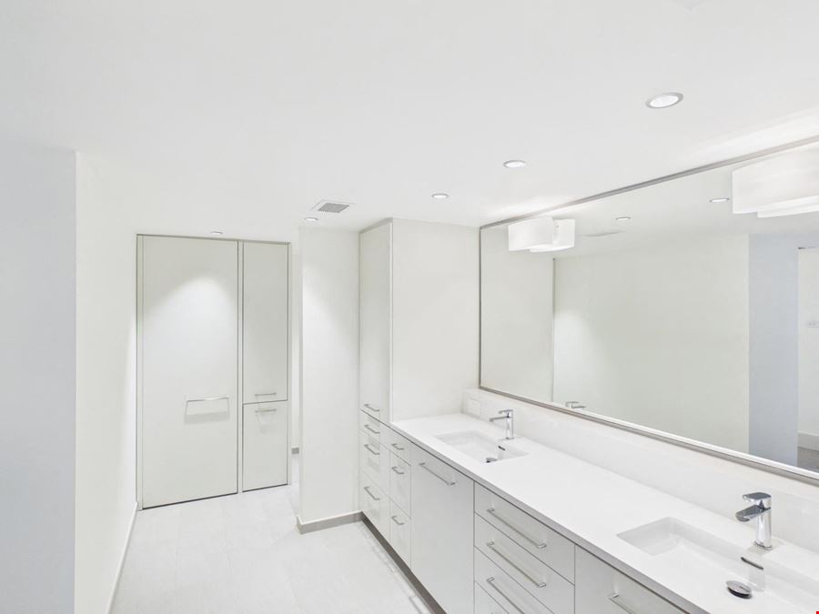 1111 Lagoon Dr