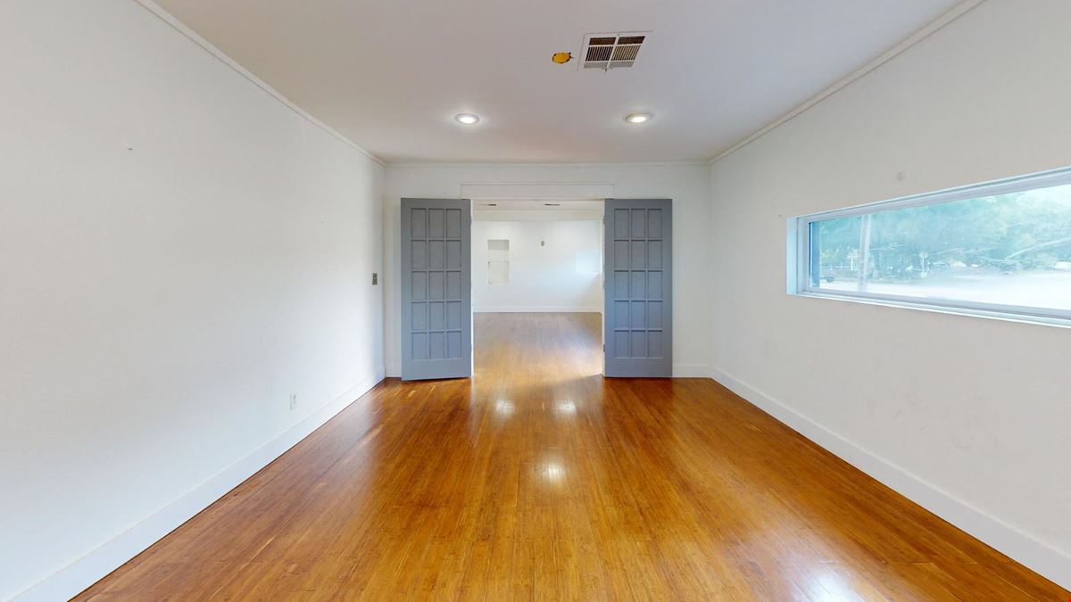 Barrancas Ave in Pensacola, FL Building and F