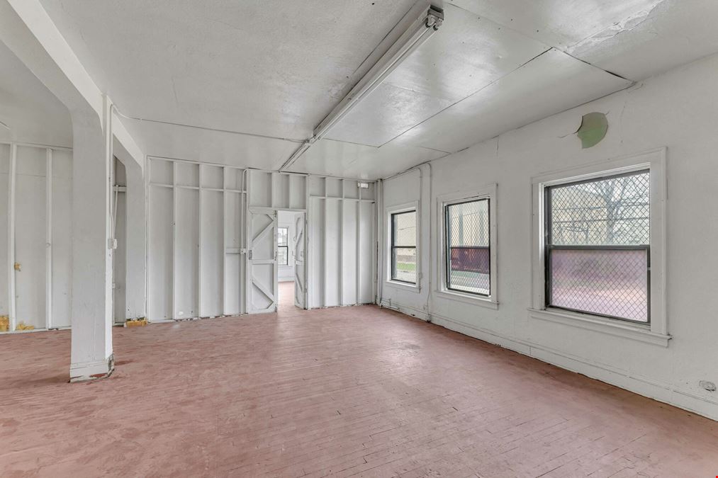 16,253 SF Industrial Building // 0.55 Acres // Available For Sale or Lease