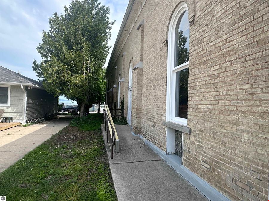 401 River St