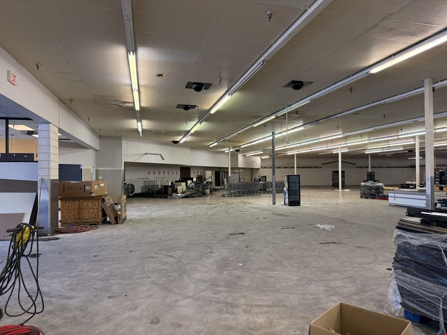 RETAIL BUILDING FOR SALE OR LEASE IN NORTHEAST SPRINGFIELD