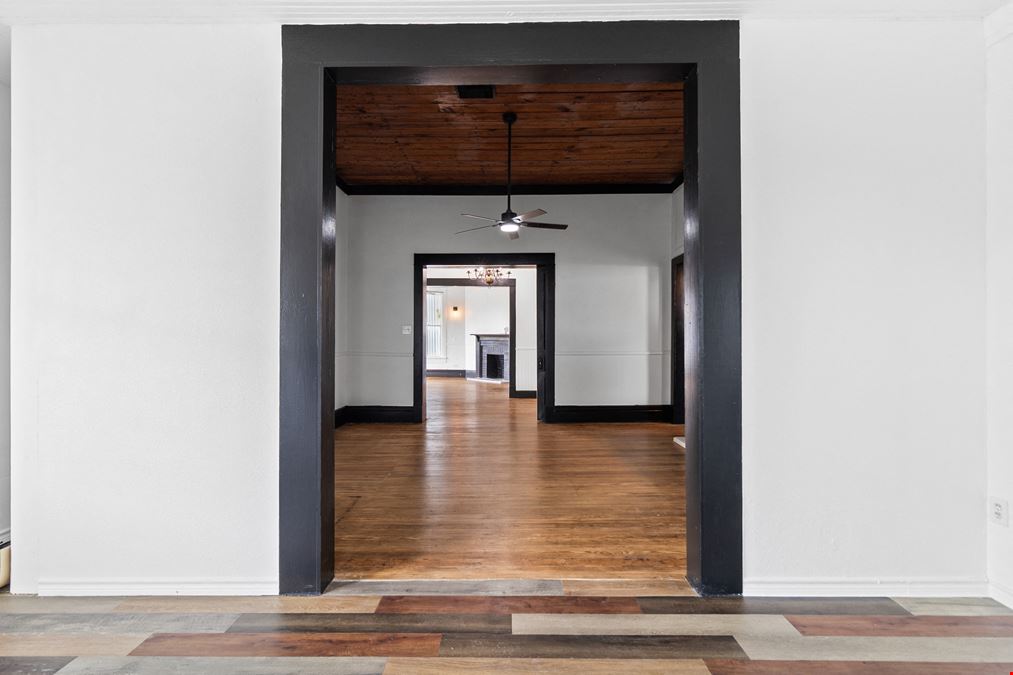 Charming Commercial Space in High-Traffic Location – Ideal for Café, Retail, Boutique, or Showroom Use