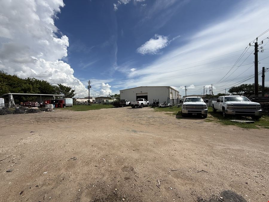 201 N 16th St, La Porte, TX 77571- 5,000 SF IND WAREHOUSE ON +/- 1 ACRE LOT