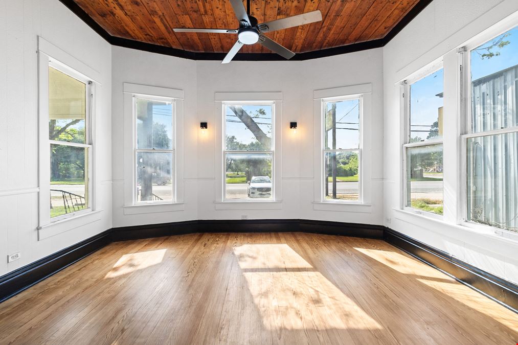 Charming Commercial Space in High-Traffic Location – Ideal for Café, Retail, Boutique, or Showroom Use