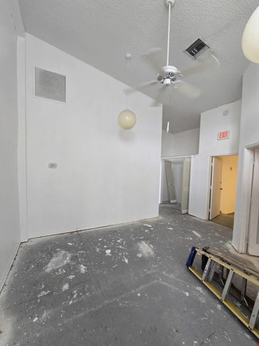 Unique 2nd floor 1400 +/- SQFT office space