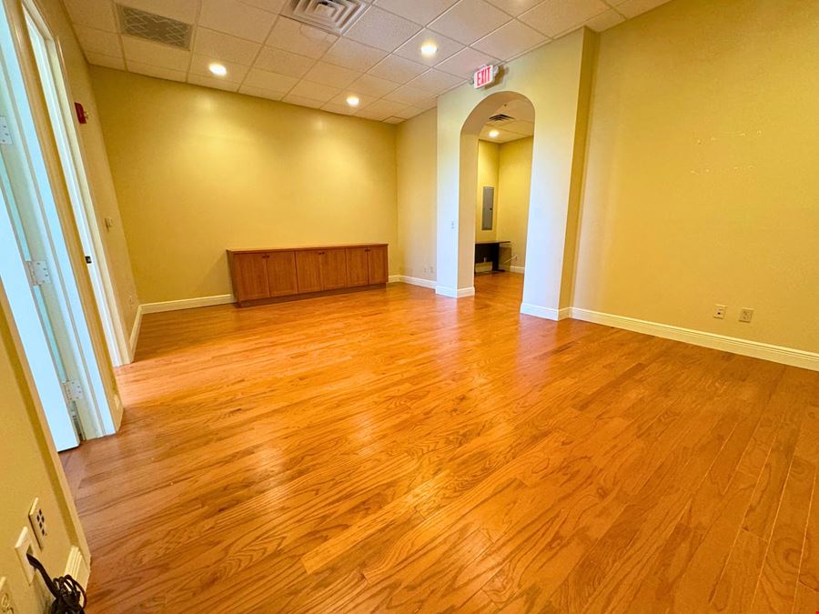 Professional Office Space 940 SQFT
