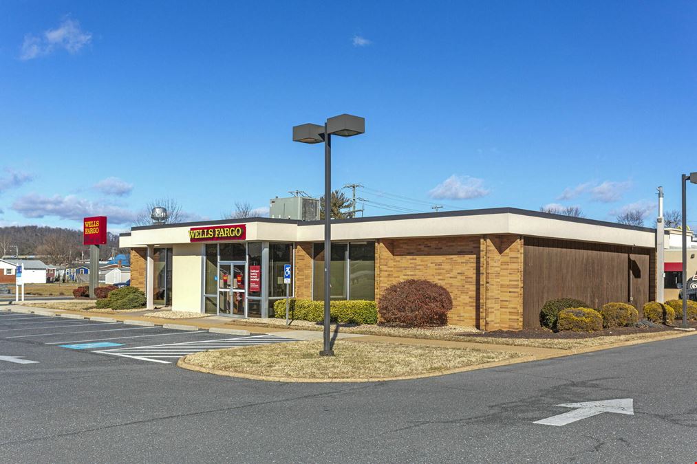 Free-Standing Drive-Thru at a Signalized Corner