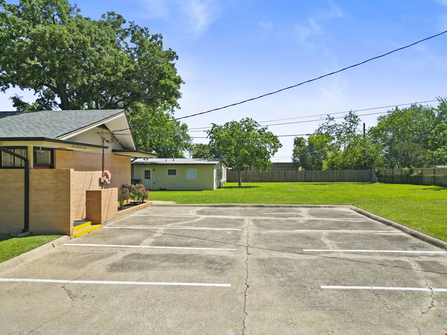 Versatile Mid-Century Office with Suites & Courtyard – Near Midtown & Texas A&M