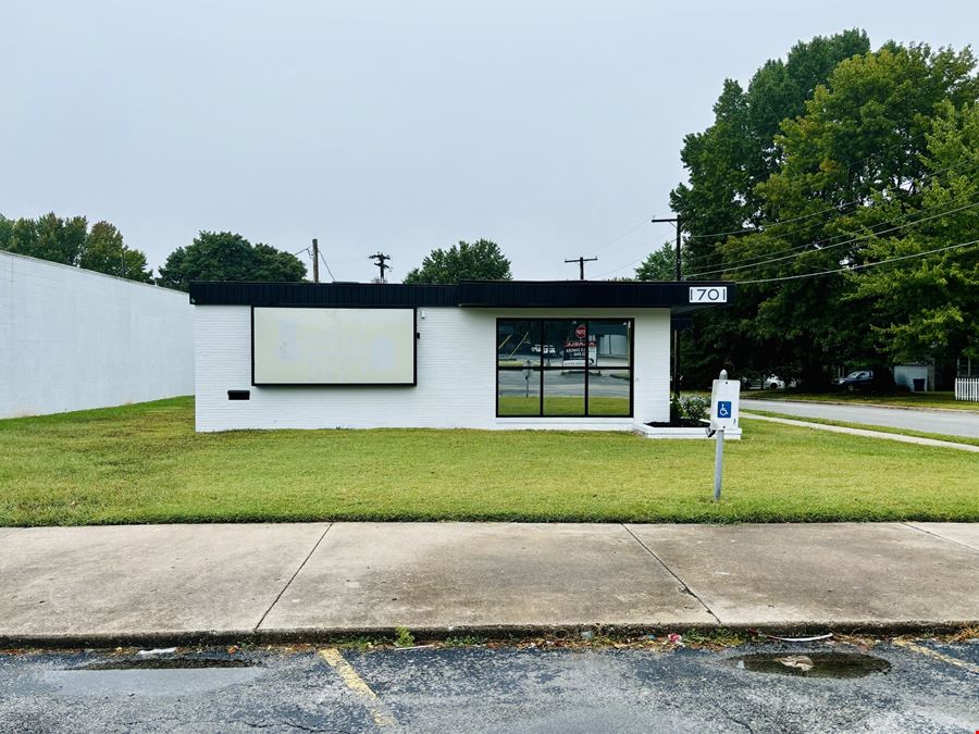 3,980 SF Retail/Office Building For Sale or Lease on Campbell & Sunshine