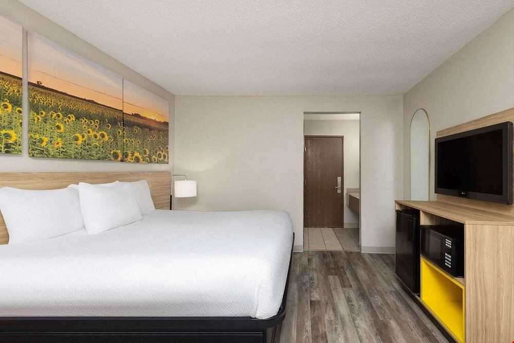 Days Inn & Suites Kansas City South