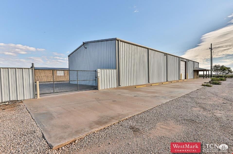 Spacious Office/Warehouse on 1-Acre Lot