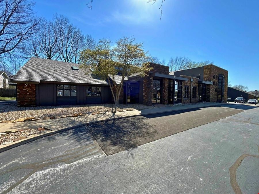±9,692 SF OF OFFICE SPACE FOR SALE OR LEASE IN SOUTHEAST SPRINGFIELD