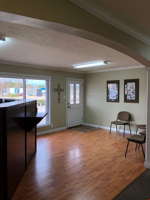 1,980 SF Building For Retail/Office Use
