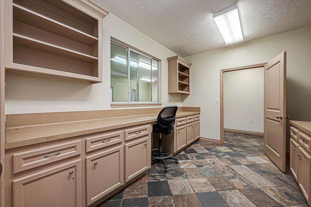 2202 Lone Oak
