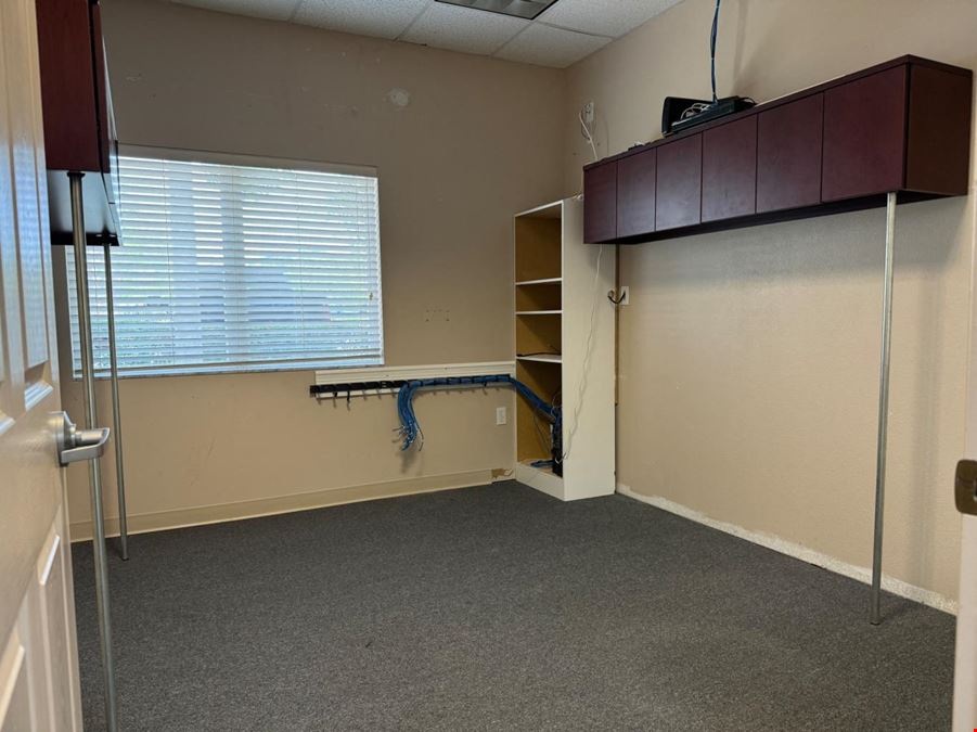 SUPER WELL LOCATED OFFICE SUITE ON UNIVERSITY PKWY.
