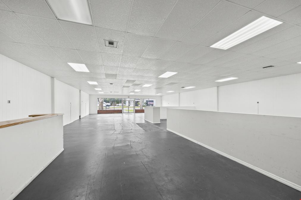 For Lease | Versatile Commercial Building with Bonus Warehouse Space Potential