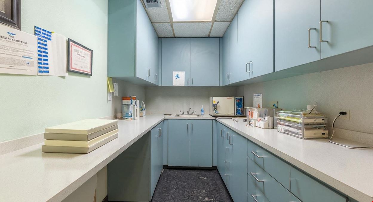 Turnkey 1,585 SF Office/Medical Suite | 2205 Clinton Dr, Galena Park (Houston MSA)