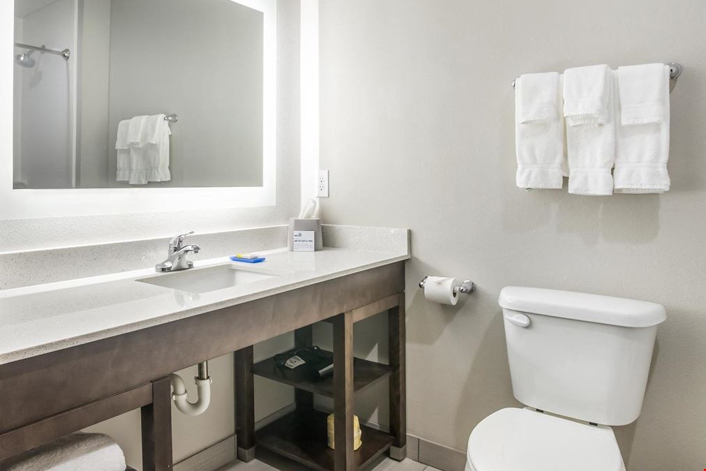Holiday Inn Express & Suites Tulsa East-Catoosa
